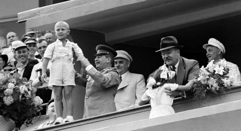Сталин и Молотов на трибуне с детьми. Москва, 1947 г.