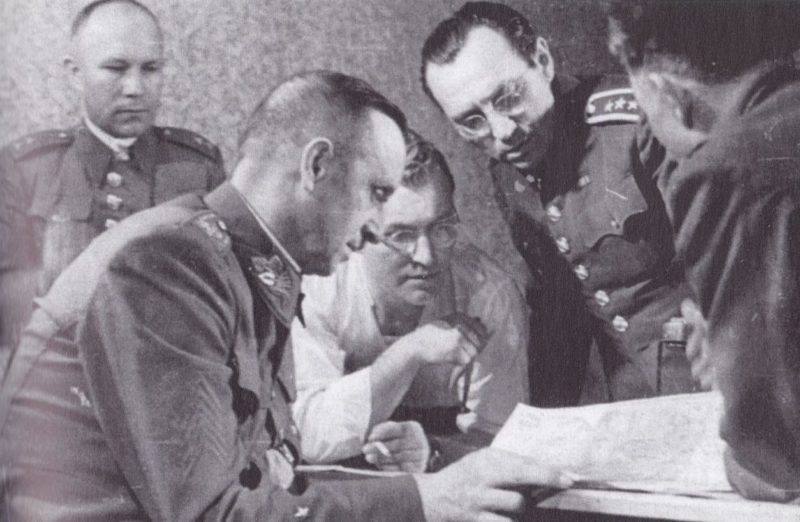 Руководители Пражского восстания во главе с Франтишеком Бюргер-Бартошем. Май 1945 г.
