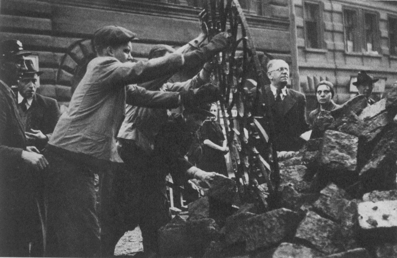Пражские повстанцы сооружают баррикаду у Староместской площади. Май 1945 г.