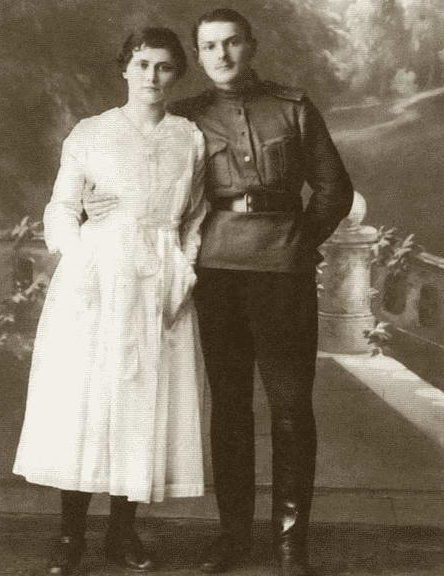 Прапорщик Жданов с невестой Зиной Кондратьевой. Шадринск, 1917 г. 