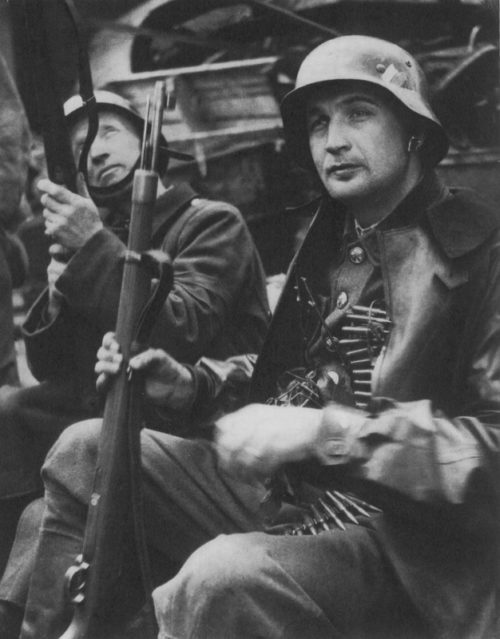 Пражские повстанцы в немецком обмундировании. Май 1945 г.