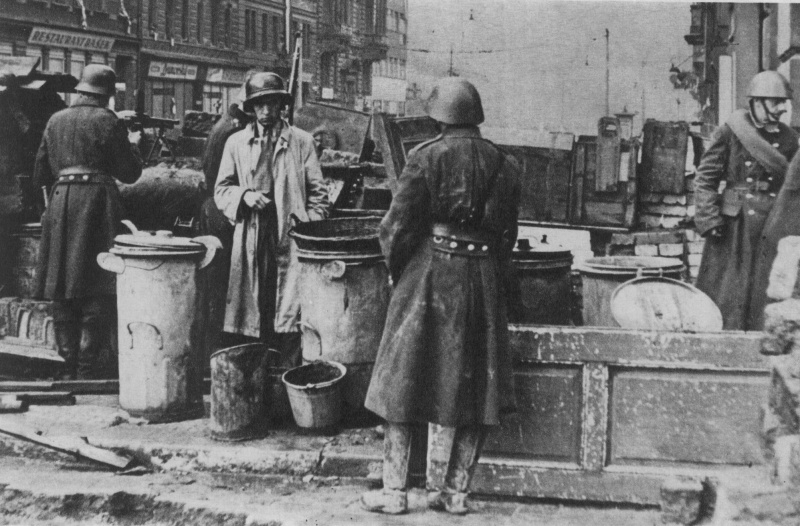 Пражские повстанцы на баррикаде. Май 1945 г. 