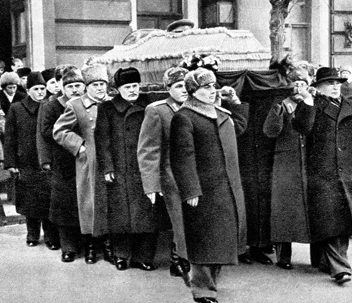 Лаврентий Берия, Георгий Маленков, Вячеслав Молотов, Николай Булганин и Лазарь Каганович несут гроб с телом Сталина. Март 1953 г. 