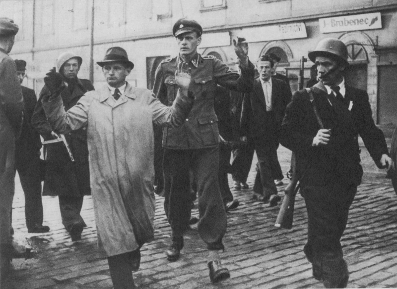 Пражские повстанцы ведут сотрудника гестапо и гауптшарфюрера СС. Май 1945 г. 
