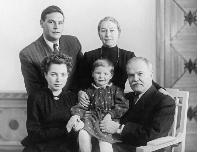Молотов в кругу семьи: зять, дочка, внучка и супруга. 1953 г.