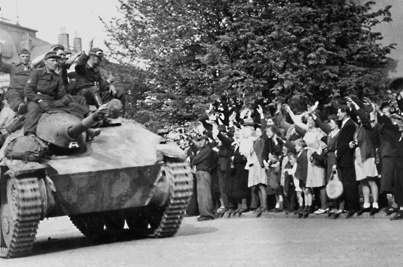 Солдаты 1-й пехотной дивизии РОА с участниками Пражского восстания. Май 1945 г. 