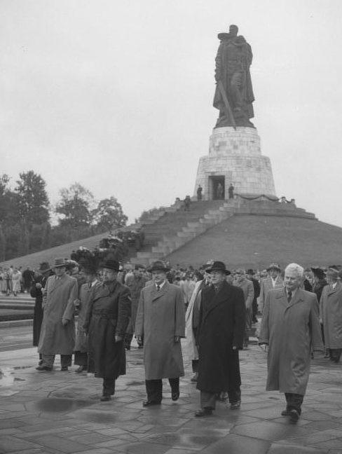 Молотов в Берлине в Трептов-парке. Октябрь 1954 г. 