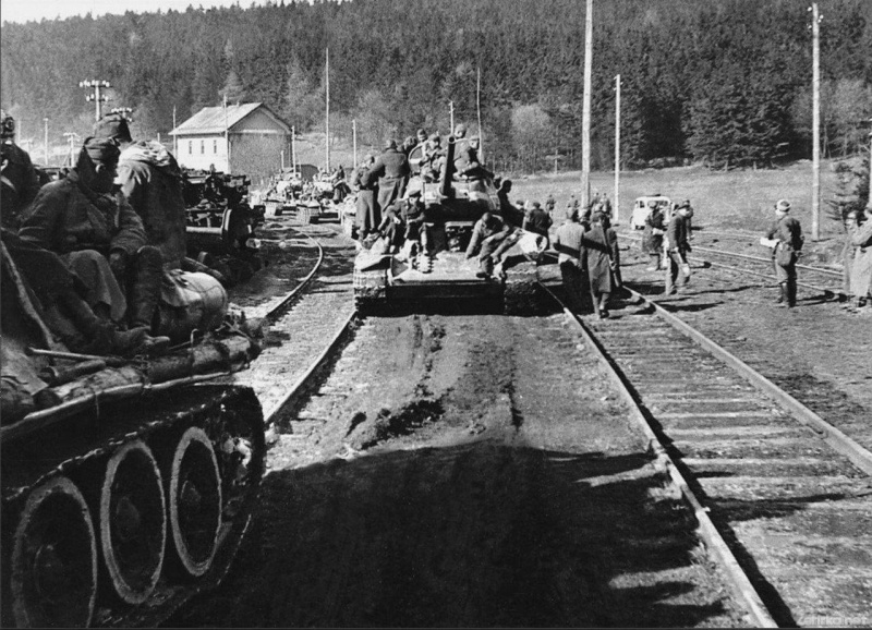 Танки Т-34-85 во время марш-броска на Прагу. Май 1945 г