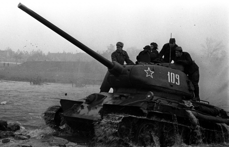 Танки Т-34-85 во время марш-броска на Прагу. Май 1945 г