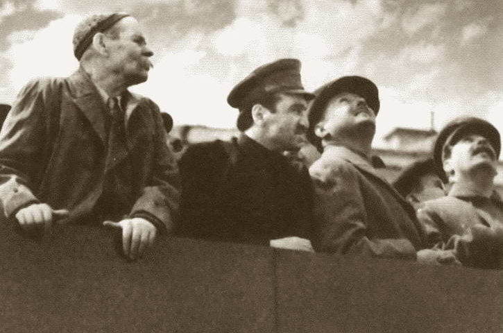 На трибуне мавзолея: А.М. Горький, А.И. Микоян, А.А. Жданов и И.В. Сталин. 1934 г.
