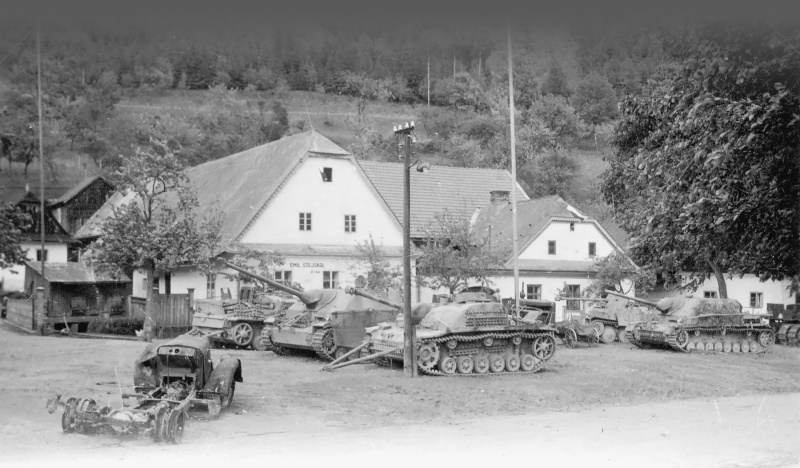 Брошенная немецкая техника возле крепости Своянов в Чехословакии. Май 1945 г. 