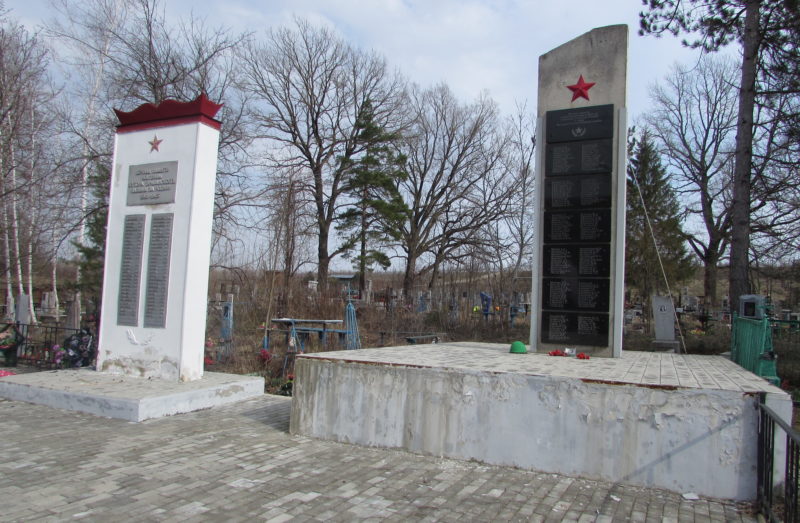 ст-ца. Эриванская Абинского р-на. Памятники на кладбище, установленные на братской могиле советских воинов, погибших в годы войны.