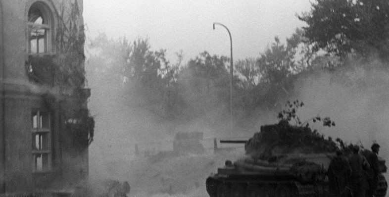Советский танк Т-34 ведёт бой в Праге. Май 1945 г. 