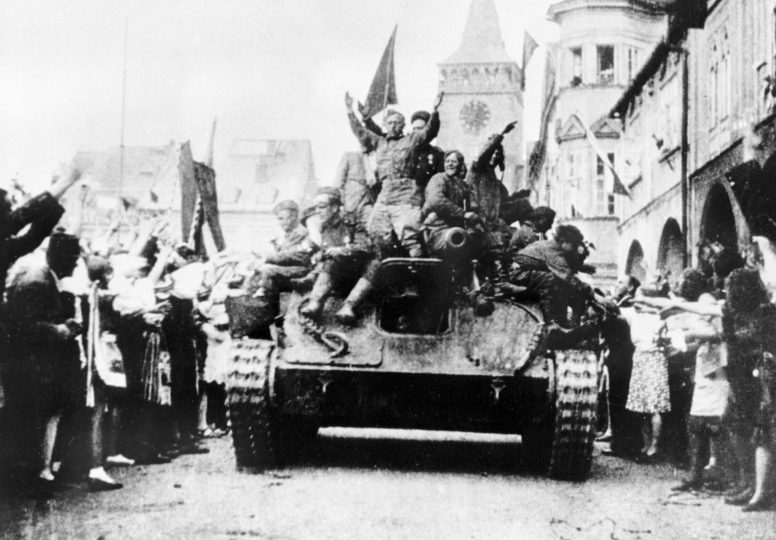 Жители города Йичин встречают Красную Армию. Май 1945 г. 