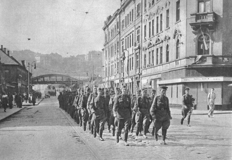 Колонна красноармейцев в Праге. Май 1945 г. 