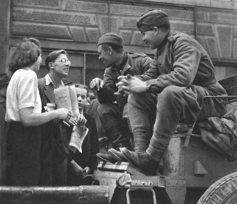 Жители Праги встречают советских солдат-освободителей. Май 1945 г. 