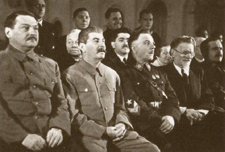 В первом ряду - А.А. Жданов, И.В. Сталин, К.Е. Ворошилов, М.И. Калинин, А.А. Андреев. 1938 г.