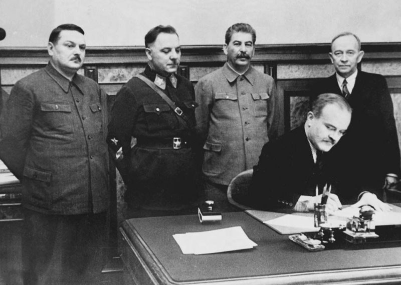 Жданов на подписании договора между СССР и Финляндией. 1939 г.