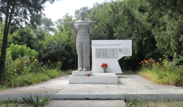 г. Анапа. Памятник на Пионерском проспекте 87а, установленный на братской могиле советских воинов.