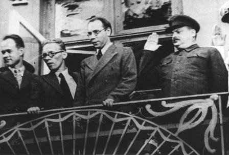 Жданов с новым правительством Эстонии во время присоединения Эстонии к СССР. Июль 1940 г.