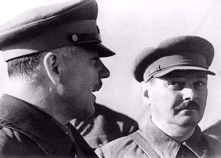 Командующий Северо-западным направлением К.Е.Ворошилов и член Военного совета А.А.Жданов. Август 1941 г.