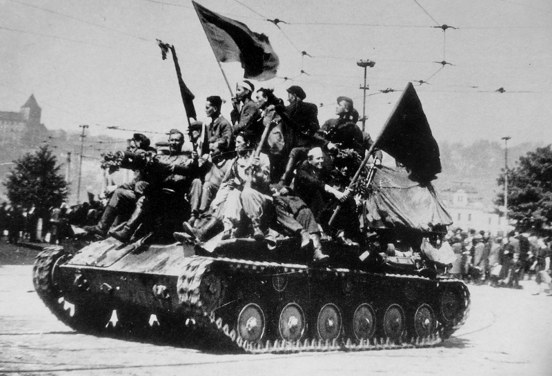 Красноармейцы и чешские повстанцы на набережной реки Влтавы в Праге. Май 1945 г.