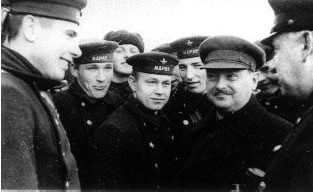 Жданов среди моряков линкора «Марат». 1941 г.