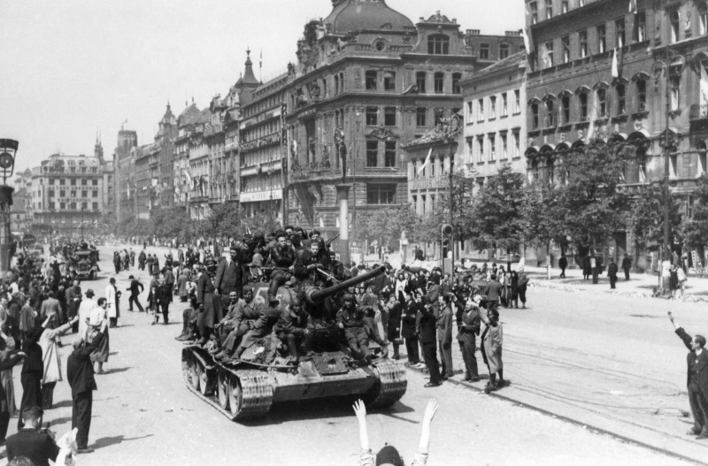 Советский танк с пражскими повстанцами на Вацлавской площади Праги. Май 1945 г. 