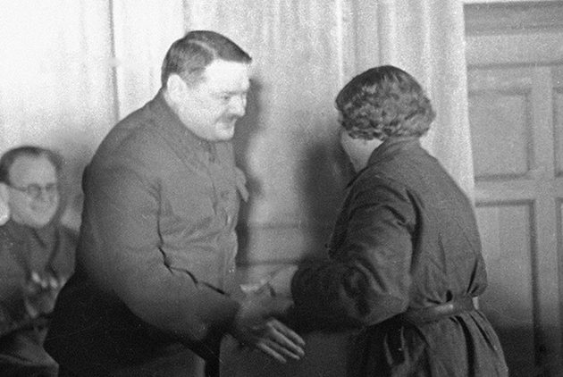 Жданов вручает награды защитникам Ленинграда, 1942 г. 
