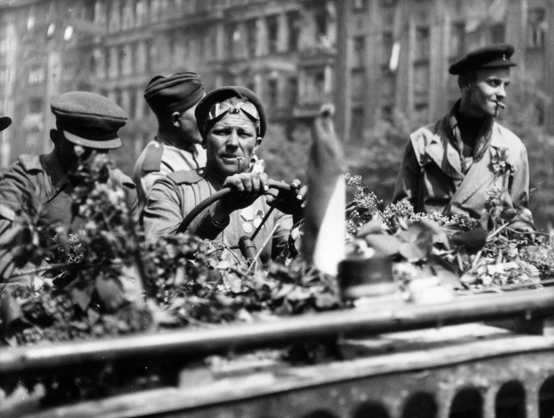 Красноармейцы в джипе «Виллис» на улице Праги. Май 1945 г.