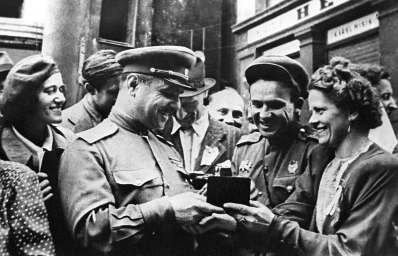 Генерал-майор Мартиросян общается с жителями освобожденной Праги. Май 1945 г. 