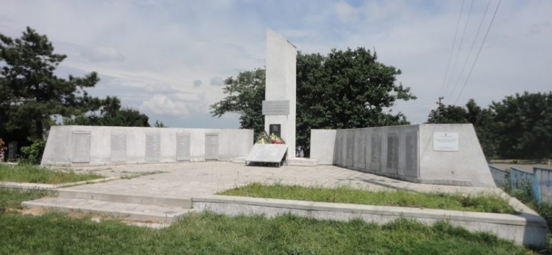 ст-ца Благовещенская Анапского округа. Мемориал на кладбище, установленный на братской могиле советских воинов, погибших в годы войны.