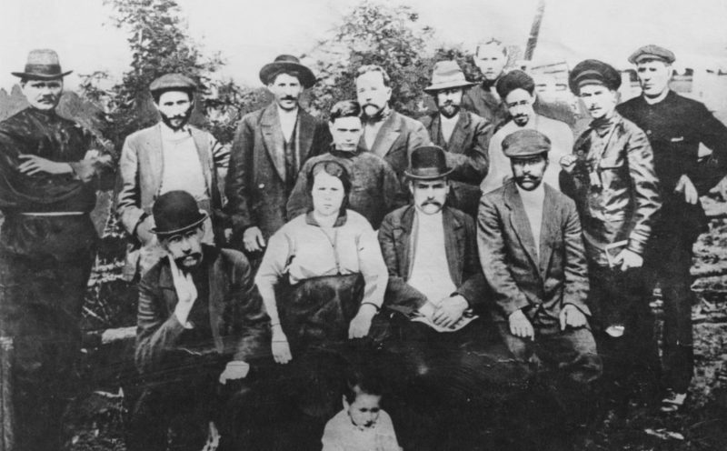 Сталин (второй ряд, третий слева) с группой большевиков в селе Туруханск. 1915 г.