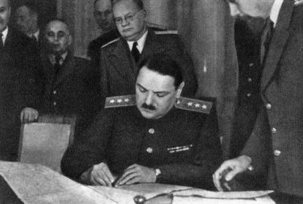 Генерал-полковник Жданов от имени правительства СССР подписывает перемирие с Финляндией. 19 сентября 1944 г.