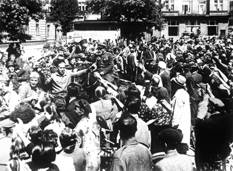 Жители города Пардубице приветствуют бойцов РККА в день Победы. 9 мая 1945 г. 