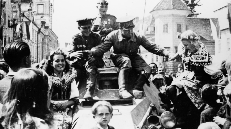 Жители города Тельч встречают советских солдат. Май 1945 г.