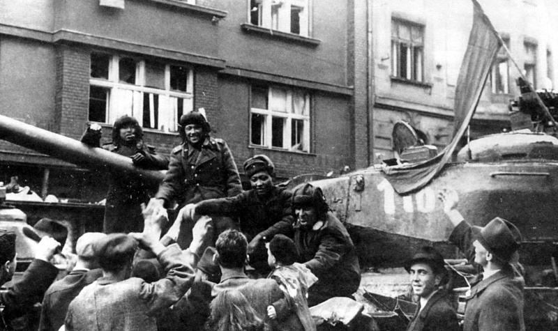 Жители Моравской Остравы приветствуют советских танкистов. Май 1945 г.