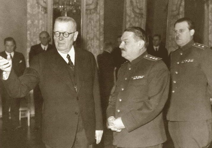 Глава правительства Финляндии Ю.К. Паасикиви, глава СККФ А.А. Жданов и его заместитель по СККФ генерал Г.М. Савоненков на дипломатическом приёме. Хельсинки. 1945 г.