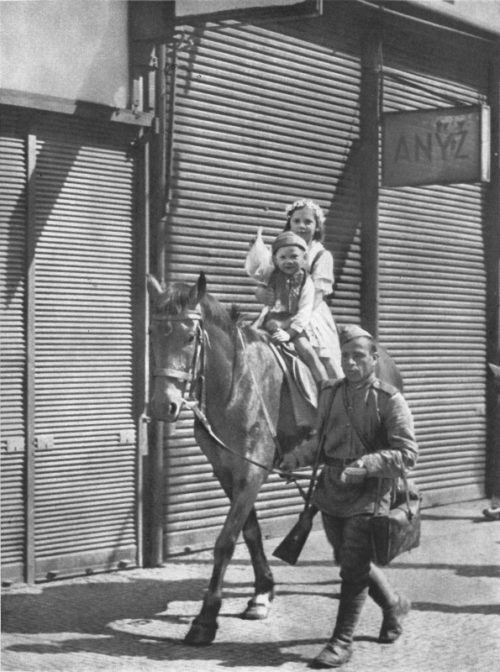 Советский солдат катает чешских детей на лошади. Май 1945 г.