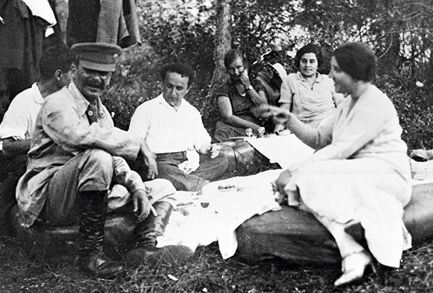 Иосиф Сталин с женой Надеждой Аллилуевой (первая справа) и друзьями на отдыхе. 1921 г.