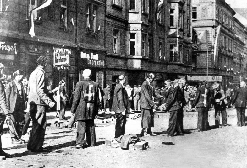 Этнические немцы — жители Праги на ремонте дороги. Май 1945 г. 