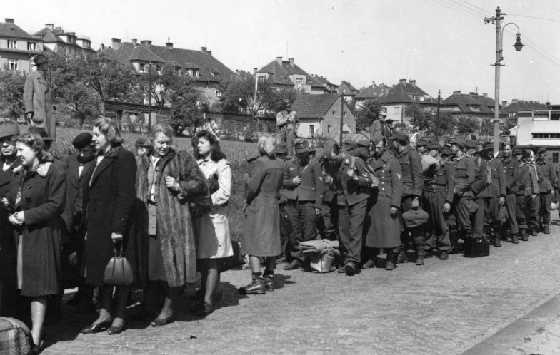 Судетские немцы и пленные немецкие солдаты перед расстрелом. Май 1935 г.