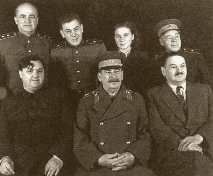 Вождь с близкими людьми: Г.М. Маленков и А.А. Жданов (сидят слева и справа), Василий Сталин и Светлана Аллилуева (стоят в центре). 1947 г.