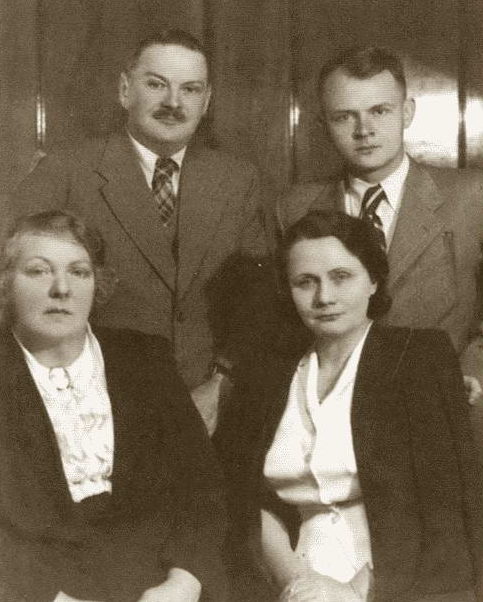 Семья Ждановых: сестра Анна Александровна (сидит слева) и жена Зинаида Александровна, Андрей Александрович и сын Юрий. 1947 г.