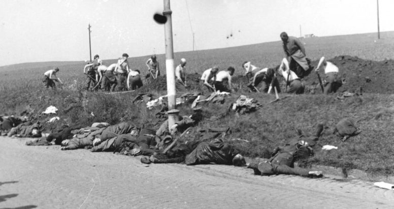 Немецкие пленные солдаты роют могилу для расстрелянных чехами судетских немцев. Май 1945 г.