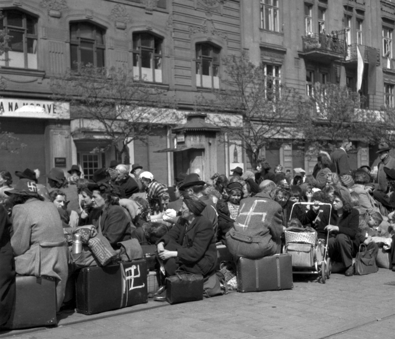 Этнические немцы - коренные жители Праги, выселенные из своих домов на Площади Штроссмайера. 15 мая 1945 г. 