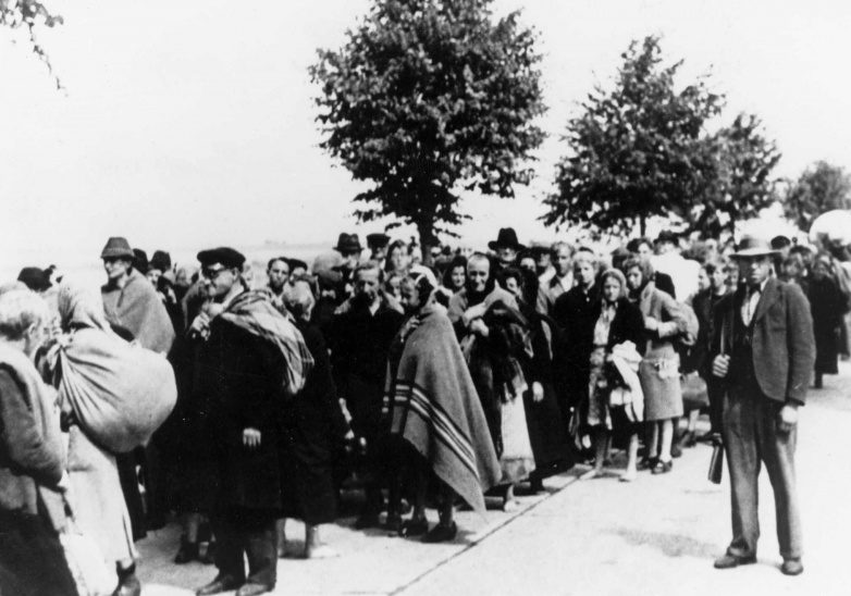 Этнические немцы города Брно перед депортацией. 1945 г.