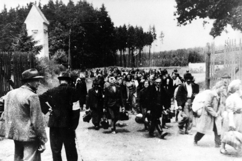 Выселение судетских немцев из района Броумов в Богемии. 1945 г. 