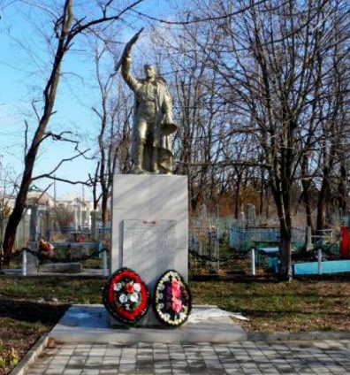 п. Джигинка Анапского округа. Памятник по улице Центральной, установленный на братской могиле советских воинов, погибших в годы войны.