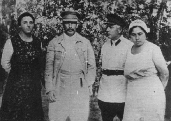 Иосиф Сталин с женой Надеждой Аллилуевой и Климент Ворошилов и женой Екатериной. 1932 г. 